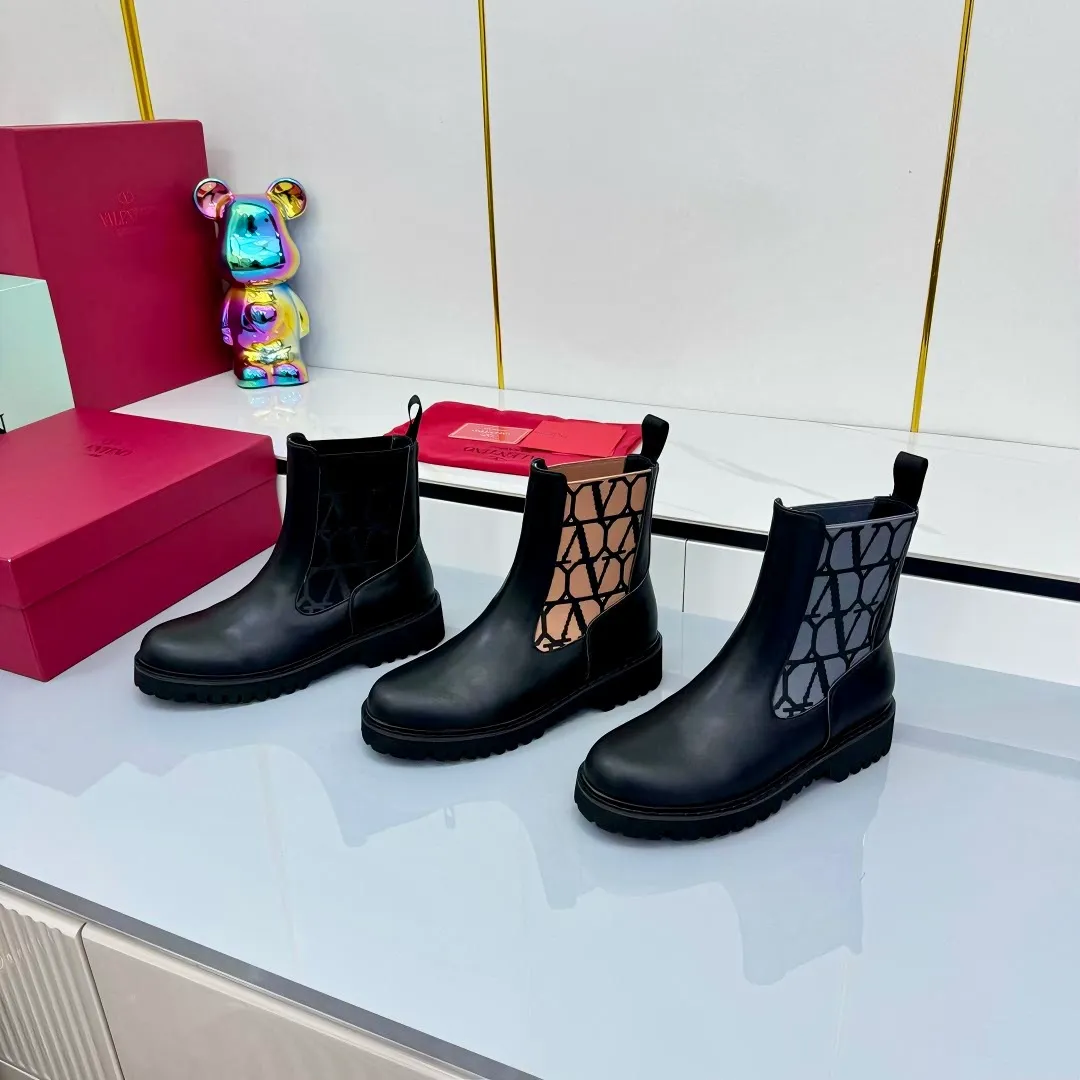 👟👟Ex-factory price 620👟👟 Valentino. Valentino counter’s latest series of V-style short boots with rivets and metal elements. The upper foot is luxurious and gorgeous. The details are perfect. Exquisite and durable. Can be matched with beautiful clothing in spring, summer, autumn and winter. Fabric: Original customized calfskin upper with metal plating brand exclusive rivet buckle that will never oxidize and fade. Original cowhide lining. Feet. Original molded Logo wear-resistant velvet rubber combination outsole. SIZE: 35 to 40. (41 can be customized and cannot be returned or exchanged) Equipped with original packaging at the counter!